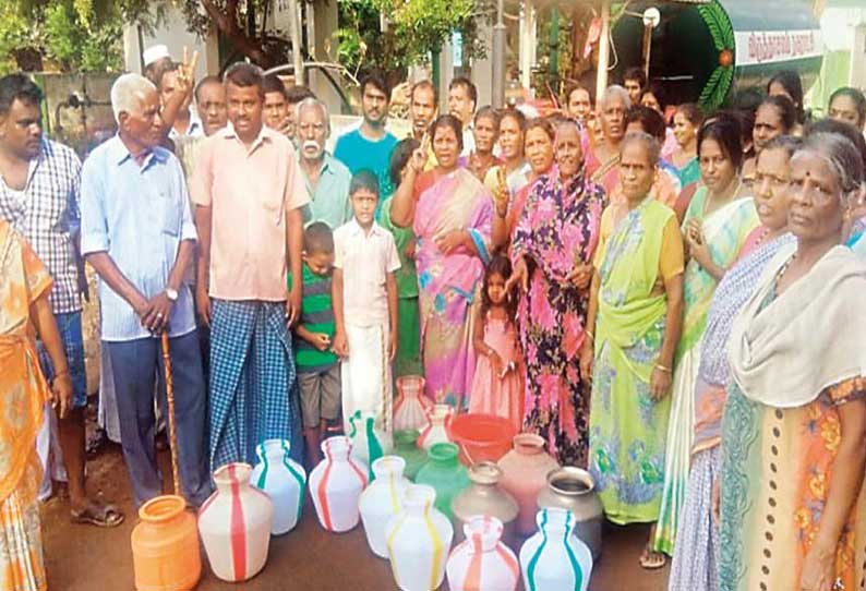 தடையின்றி குடிநீர் வழங்க கோரி வாகனத்தை சிறைபிடித்து பொதுமக்கள் போராட்டம்