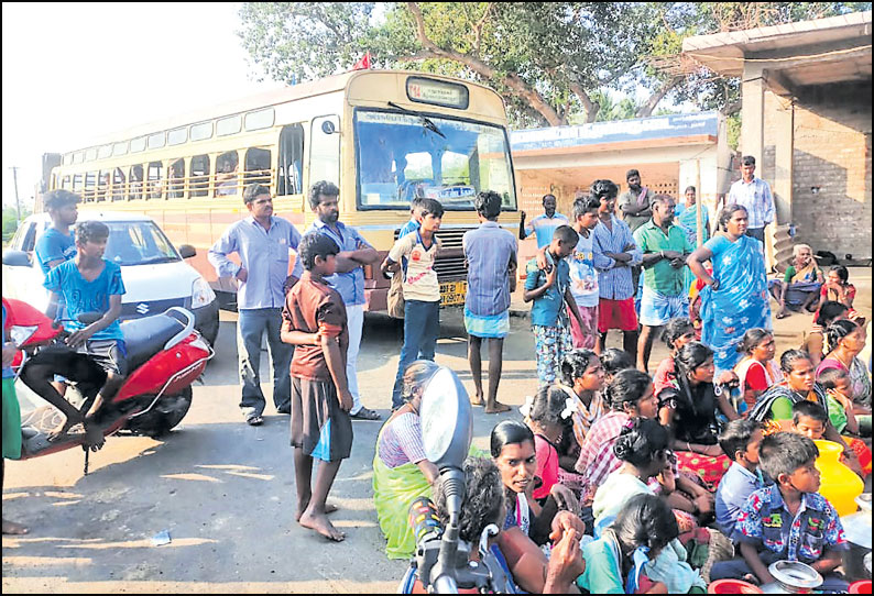 குடிநீர் வழங்கப்படாததை கண்டித்து கிராம மக்கள் மறியல்