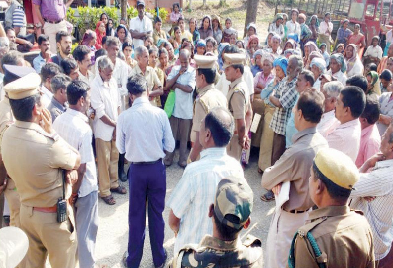 வால்பாறை சிங்கோனா எஸ்டேட் பகுதியில் சிறுத்தைப்புலியை கூண்டுவைத்து பிடிக்க கோரி தொழிலாளர்கள் முற்றுகை