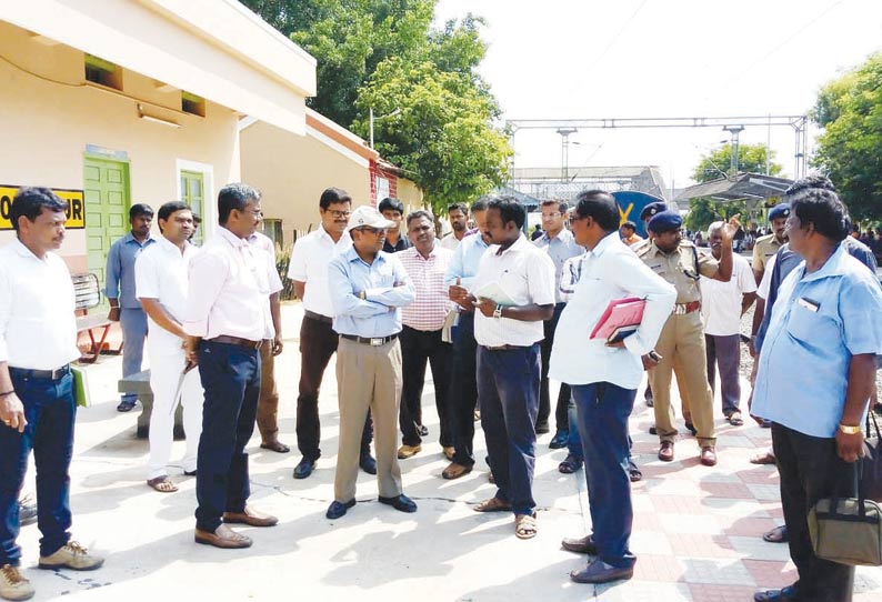 ரெயில் நிலையத்தில் சேலம் கோட்ட மேலாளர் திடீர் ஆய்வு நடைமேடையை விரிவாக்கம் செய்ய உத்தரவு