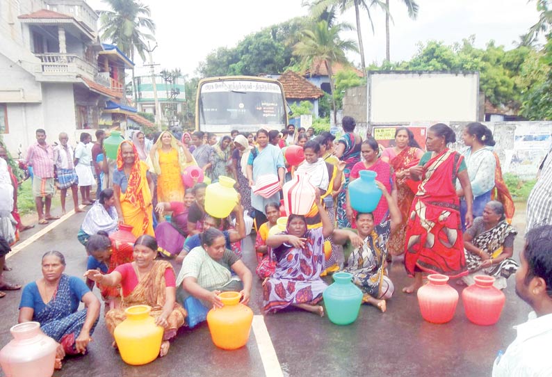 குடிநீர் கேட்டு பெண்கள் காலிகுடங்களுடன் சாலைமறியல் 4 அரசு பஸ்கள் சிறைபிடிப்பு