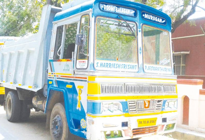 காவிரி ஆற்றுப்பகுதியில் மணல் கடத்தலை தடுக்க அதிகாரிகள் நடவடிக்கை எடுக்க வேண்டும்