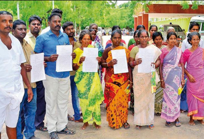 அடிப்படை வசதியின்றி தவிக்கும் பழங்குடியின மக்கள் கலெக்டரிடம், 3 கிராமங்களை சேர்ந்தோர் மனு