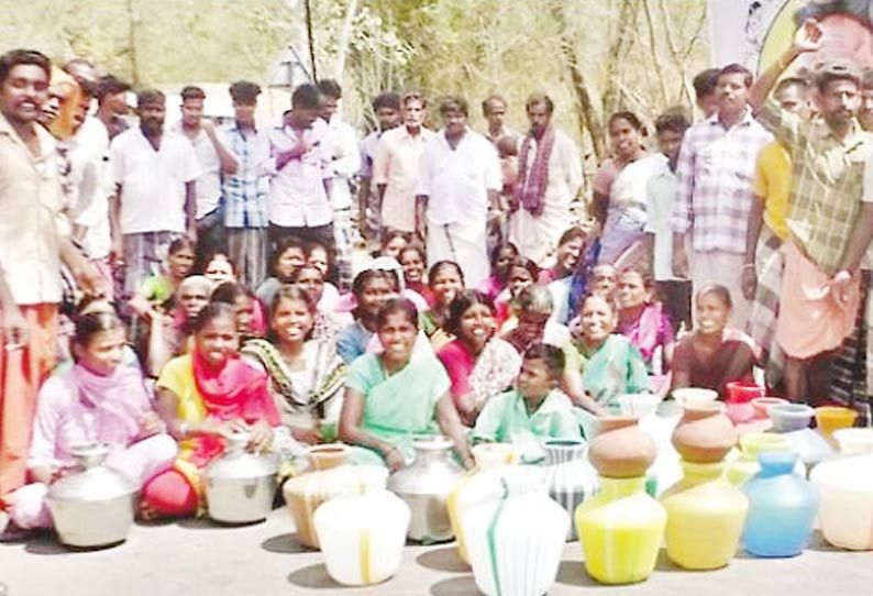 குடிநீர் வழங்கக்கோரி காலிக்குடங்களுடன் பொதுமக்கள் சாலை மறியல் போக்குவரத்து பாதிப்பு