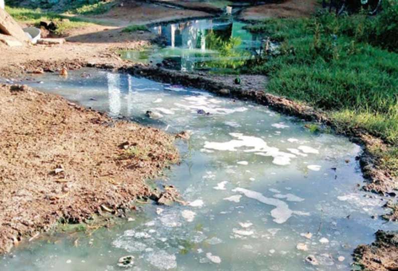 ஸ்ரீவில்லிபுத்தூர் அருகே உள்ள குருசாமியாபுரத்தில் வாறுகால் வசதி அமைத்திட பொதுமக்கள் கோரிக்கை