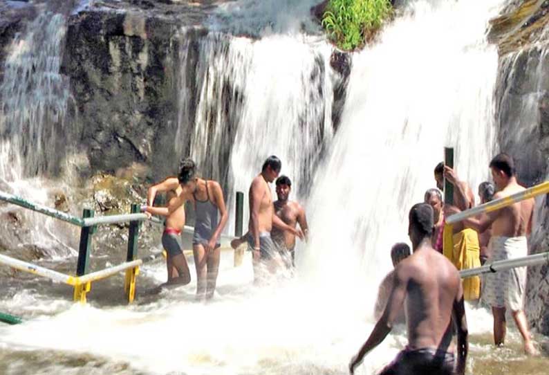 நீர்வரத்து சீரானதால் கும்பக்கரை அருவியில் சுற்றுலா பயணிகள் குளிக்க அனுமதி