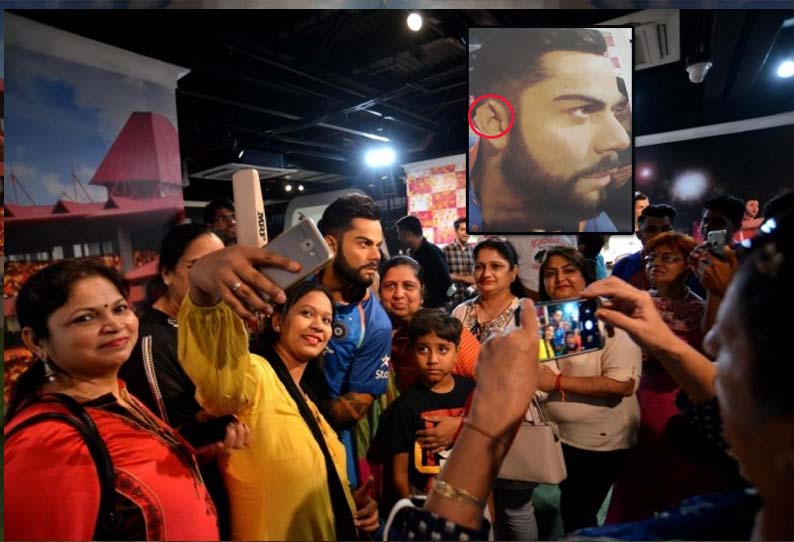 போட்டிப் போட்டு செல்பி வீராட் கோலியின் மெழுகு சிலையின் காது பகுதி உடைந்தது போட்டிப் போட்டு செல்பி வீராட் கோலியின் மெழுகு சிலையின் காது பகுதி உடைந்தது