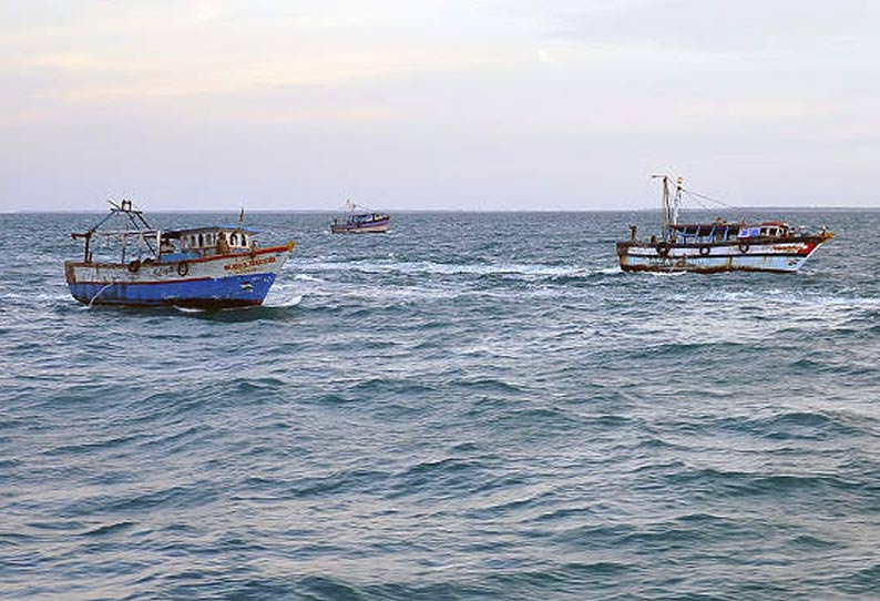 வேதாரண்யம் அருகே, படகு கவிழ்ந்தது: நடுக்கடலில் தத்தளித்த 4 மீனவர்கள் மீட்பு