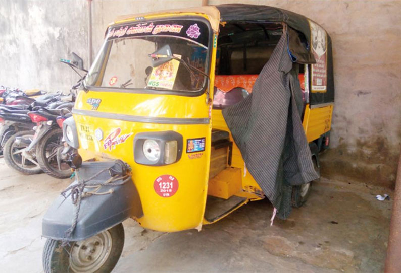 ரூ.1 லட்சம் மதுபாட்டில்களை ஆட்டோவில் கடத்திய கும்பல் - போலீசாரை கண்டதும் தப்பி ஓட்டம்