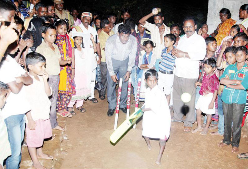 மாற்றுத்திறனாளி மாணவனுடன் கிரிக்கெட் விளையாடிய கலெக்டர்