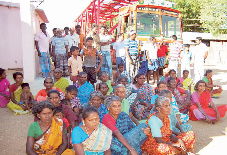 கயத்தாறு அருகே காற்றாலைகள் அமைக்க எதிர்ப்பு: லாரிகளை சிறைபிடித்து பொதுமக்கள் போராட்டம்