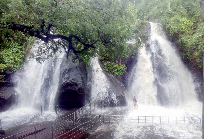 குற்றாலம் அருவிகளில் வெள்ளப்பெருக்கு சுற்றுலா பயணிகள் குளிக்க தடை