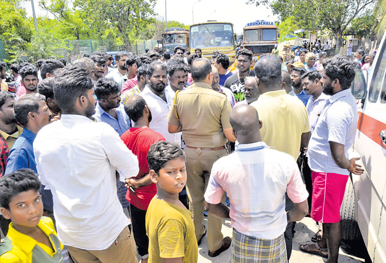 பலியான மாணவன் உடலை வாங்க மறுத்து உறவினர்கள் சாலை மறியல்