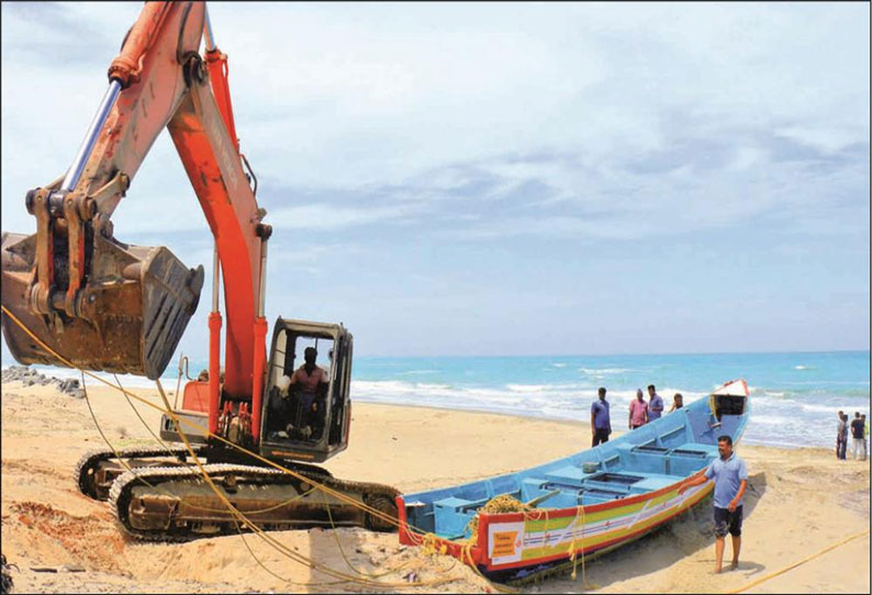 தனுஷ்கோடி அரிச்சல்முனையில் கரை ஒதுங்கிய பைபர் படகு கடலோர போலீசார் கைப்பற்றி விசாரணை