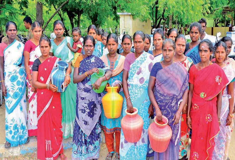 குடிநீர் பிரச்சினைக்கு தீர்வு காண வேண்டும் கிராம மக்கள் கலெக்டரிடம் மனு