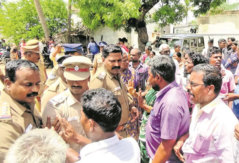 வல்லம்பேடு குப்பத்தில் இருந்து வெளியேறிய ஒருதரப்பு மீனவர்கள் மீண்டும் குடியமர்த்தப்பட்டனர்