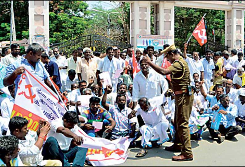 ஊதிய உயர்வு வழங்கக்கோரி கலெக்டர் அலுவலகத்தை முற்றுகையிட்டு துப்புரவு தொழிலாளர்கள் போராட்டம்: 80 பேர் கைது