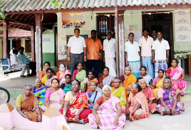 குளித்தலை நகராட்சி அலுவலகத்தை முற்றுகையிட்ட பொதுமக்கள்