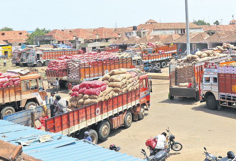 லாரிகள் வேலைநிறுத்தம் எதிரொலி:  கோயம்பேடு மார்க்கெட்டில் காய்கறி விலை உயர்ந்தது