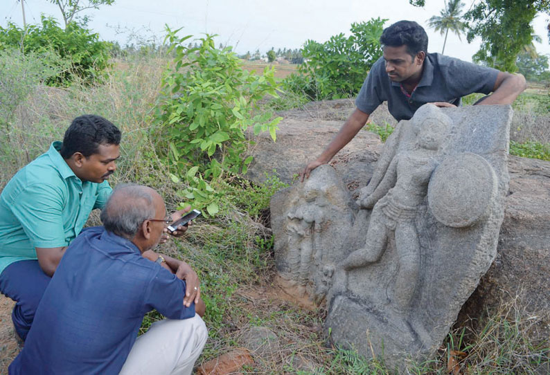 வீரமரணம் அடைந்த படைத் தலைவனை நினைவு கூறும் நடுகல் சிற்பம் கண்டெடுப்பு