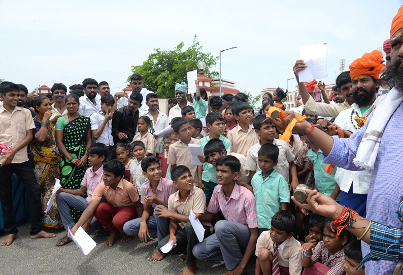 சாதிசான்றிதழ் கேட்டு குடுகுடுப்பை அடித்தபடி கணிக்கர் சமுதாயத்தினர் கலெக்டரிடம் மனு