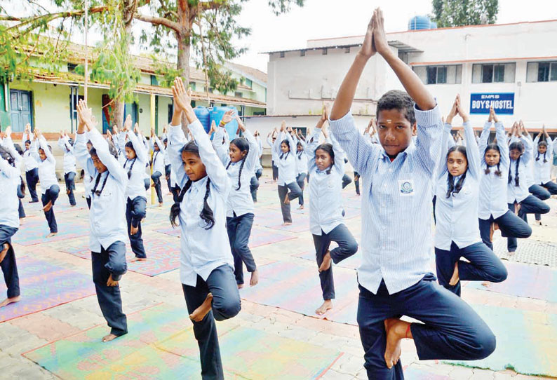 சர்வதேச யோகா தினத்தையொட்டி பள்ளி, கல்லூரி மாணவர்களுக்கு யோகா பயிற்சி