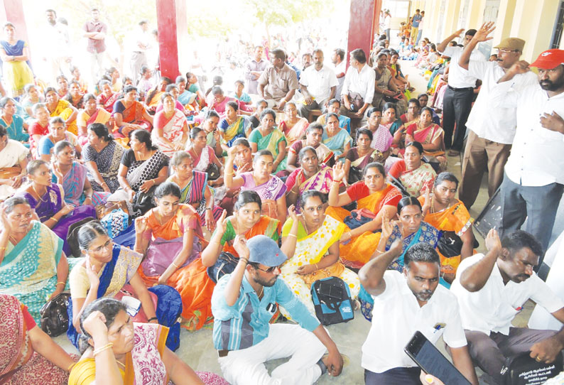 வெளிப்படையாக கலந்தாய்வு நடத்தக்கோரி இடைநிலை ஆசிரியர்கள் உள்ளிருப்பு போராட்டம்