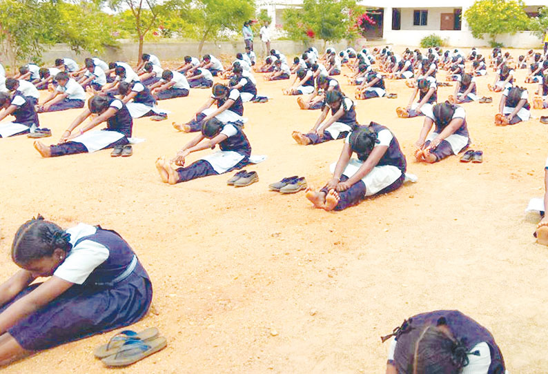 மாணவ-மாணவிகளுக்கு யோகா பயிற்சி கலெக்டர் அன்பழகன் தொடங்கி வைத்தார்