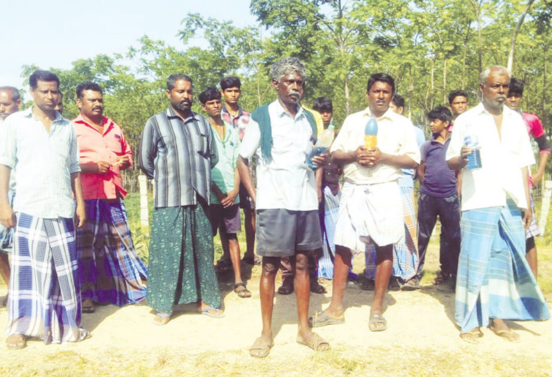 பாப்பிரெட்டிப்பட்டி அருகே 15 பேர் தீக்குளிக்க முயன்றதால் பரபரப்பு