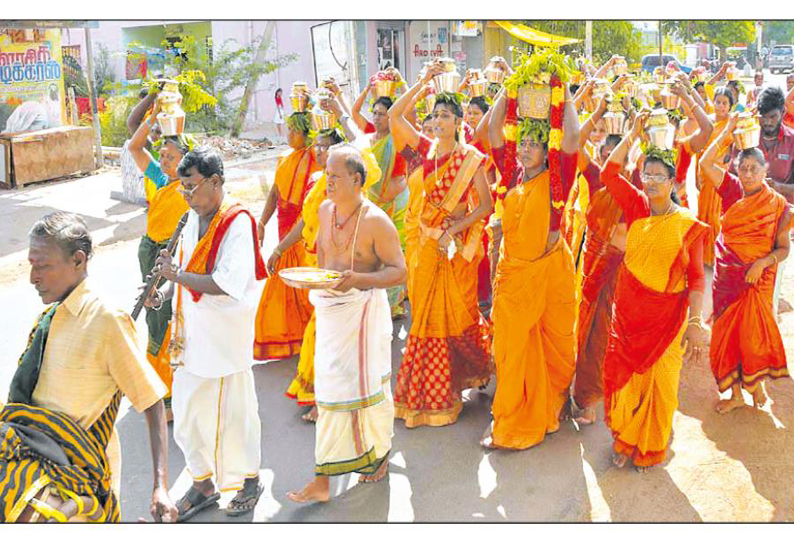 கருக்காத்தம்மனுக்கு கடல்நீரால் அபிஷேகம் செய்த பெண்கள்