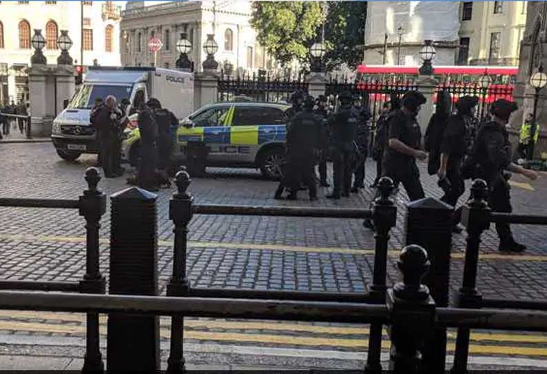 லண்டன் ரயில் நிலையத்தில் வெடிகுண்டு வைத்திருப்பதாக பீதி கிளப்பிய நபர் கைது லண்டன் ரயில் நிலையத்தில் வெடிகுண்டு வைத்திருப்பதாக பீதி கிளப்பிய நபர் கைது