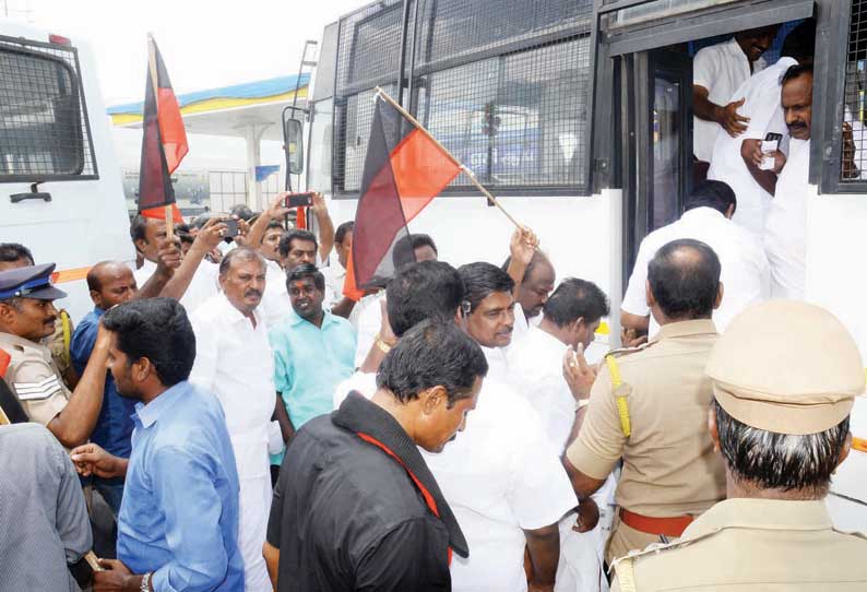 மு.க.ஸ்டாலின் கைது செய்யப்பட்டதை கண்டித்து ஈரோடு மாவட்டத்தில் சாலை மறியலில் ஈடுபட்ட 450 தி.மு.க.வினர் கைது