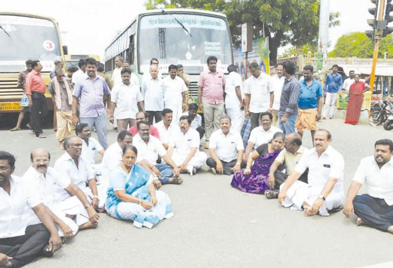 மு.க.ஸ்டாலின் கைது செய்யப்பட்டதை கண்டித்து சாலை மறியலில் ஈடுபட்ட தி.மு.க. எம்.எல்.ஏ. உள்பட 45 பேர் கைது