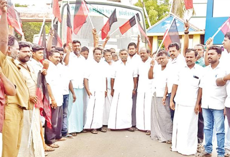 மு.க.ஸ்டாலின் கைது செய்யப்பட்டதை கண்டித்து தி.மு.க.வினர் சாலை மறியல் 52 பேர் கைது