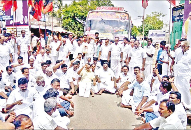 மு.க.ஸ்டாலின் கைது செய்யப்பட்டதை கண்டித்து தி.மு.க.வினர் சாலை மறியல் 75 பேர் கைது