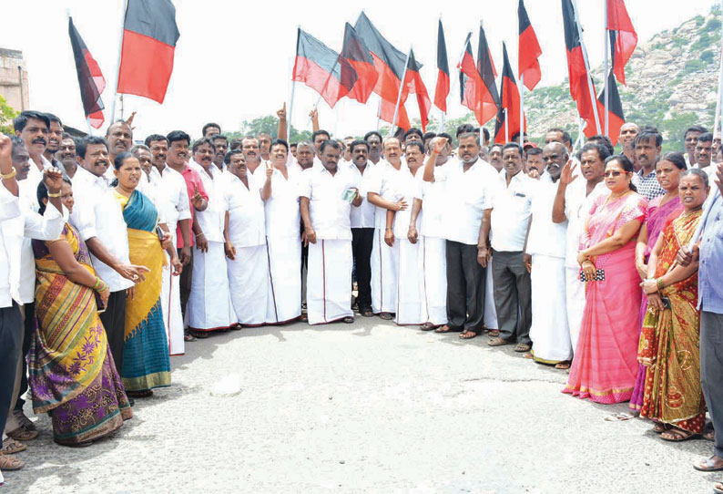 மு.க.ஸ்டாலின் கைதை கண்டித்து கிருஷ்ணகிரி மாவட்டத்தில் தி.மு.க.வினர் சாலை மறியல் 207 பேர் கைது