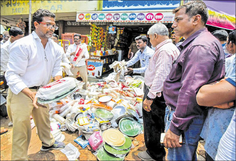 மராட்டியத்தில் பிளாஸ்டிக் தடை அமலுக்கு வந்தது கடைகளில் அதிகாரிகள் அதிரடி சோதனை