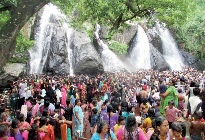 சீசன் களைக்கட்டியது: குற்றாலத்தில் குவிந்த சுற்றுலா பயணிகள்