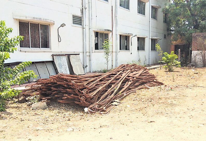 மழை, வெயிலில் துரு பிடித்து காணப்படும் இரும்பு கம்பிகள் பசுமை வீடுகள் திட்ட பயனாளிகளுக்கானவை