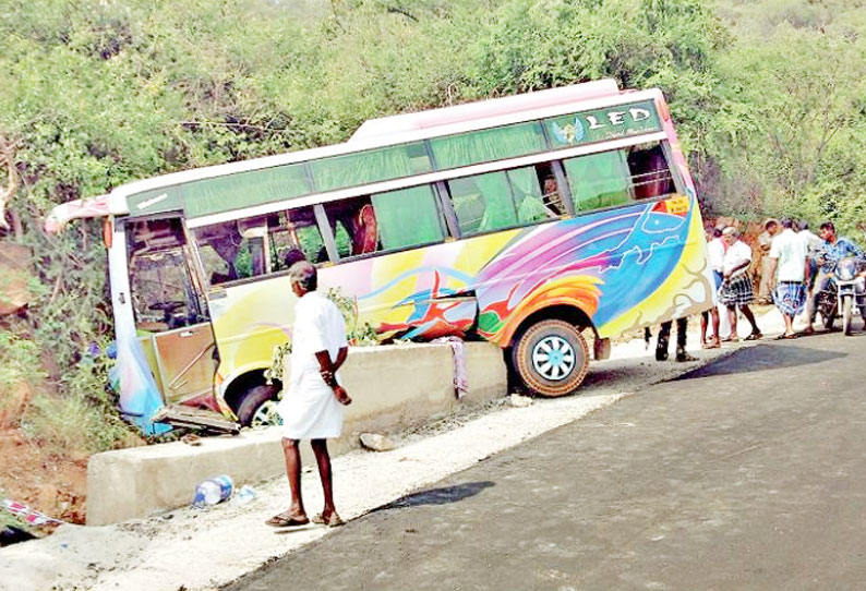 சின்னமனூர் அருகே மலைப்பாதையில் சுற்றுலா வேன் பாறையில் மோதி 18 பேர் படுகாயம்