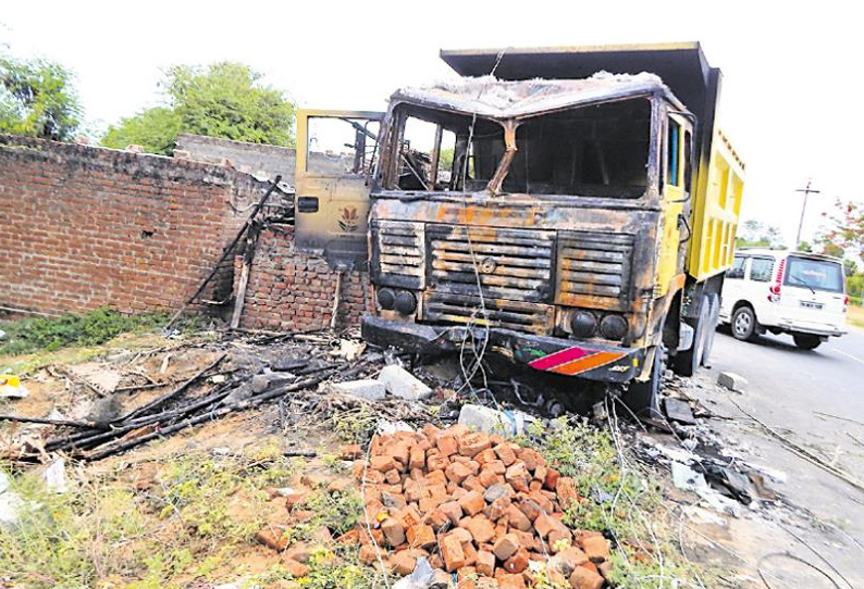 பேரம்பாக்கம் அருகே மின்கம்பத்தில் மோதி லாரி தீப்பிடித்தது