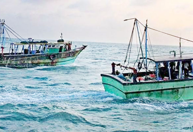 தஞ்சை மாவட்டத்தில் 5 நாட்களுக்கு பிறகு விசைப்படகு மீனவர்கள் கடலுக்கு சென்றனர்