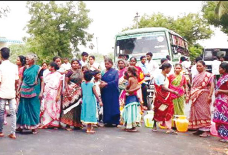 பாணாவரம் அருகே குடிநீர் பிரச்சினையை தீர்க்கக்கோரி பொதுமக்கள் சாலை மறியல் போக்குவரத்து பாதிப்பு