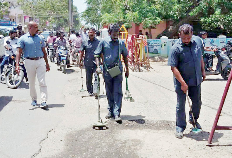 தூத்துக்குடியில் துப்பாக்கி சூடு சம்பவம்: மக்கள் ஊர்வலமாக சென்ற சாலையில் வெடிகுண்டு நிபுணர்கள் திடீர் சோதனை