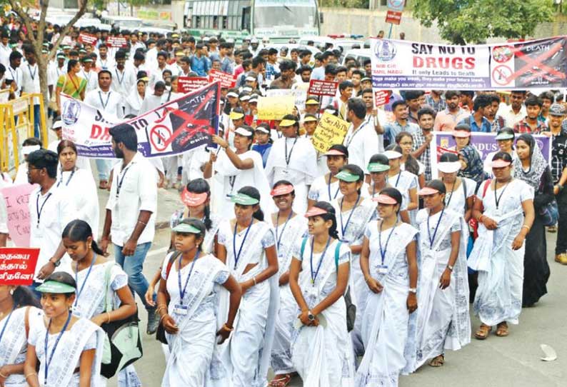 இளைஞர்கள் போதைப்பழக்கத்துக்கு ஆளாகாமல் நாட்டுப்பற்றுடன் வளர வேண்டும் போலீஸ் ஐ.ஜி.பாரி அறிவுரை