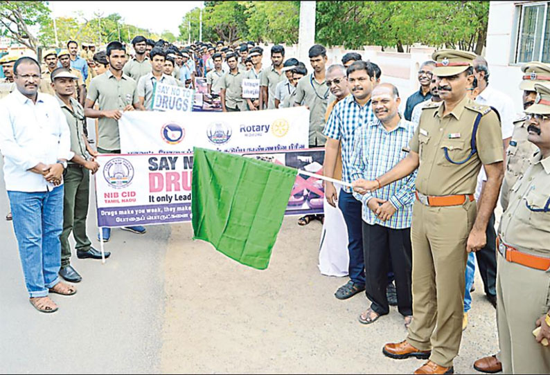 போதை பொருள் ஒழிப்பு விழிப்புணர்வு பேரணி - போலீஸ் சூப்பிரண்டு தொடங்கி வைத்தார்