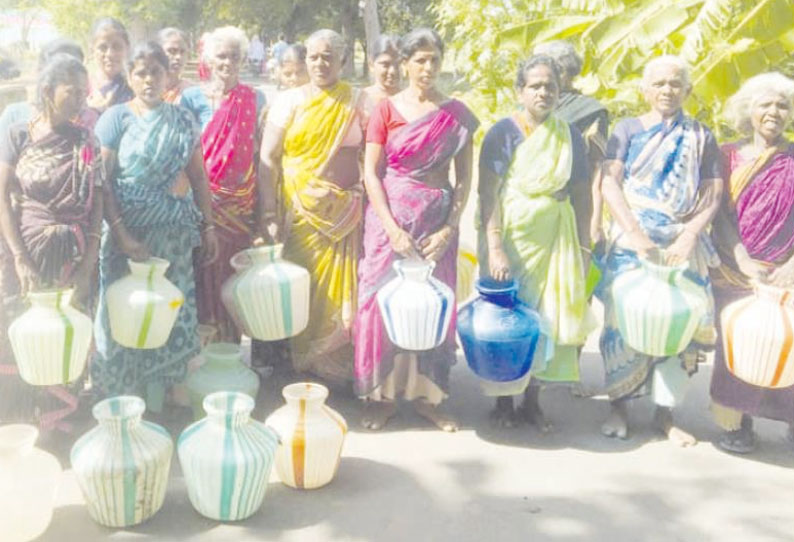 குடிநீர் கேட்டு காலிக்குடங்களுடன் பெண்கள் சாலைமறியல் போக்குவரத்து பாதிப்பு