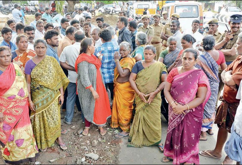 மீன்கடைகளை அகற்ற நெடுஞ்சாலைத்துறை அதிகாரிகள் உத்தரவு: கடை உரிமையாளர்கள் வாக்குவாதம் செய்ததால் பரபரப்பு