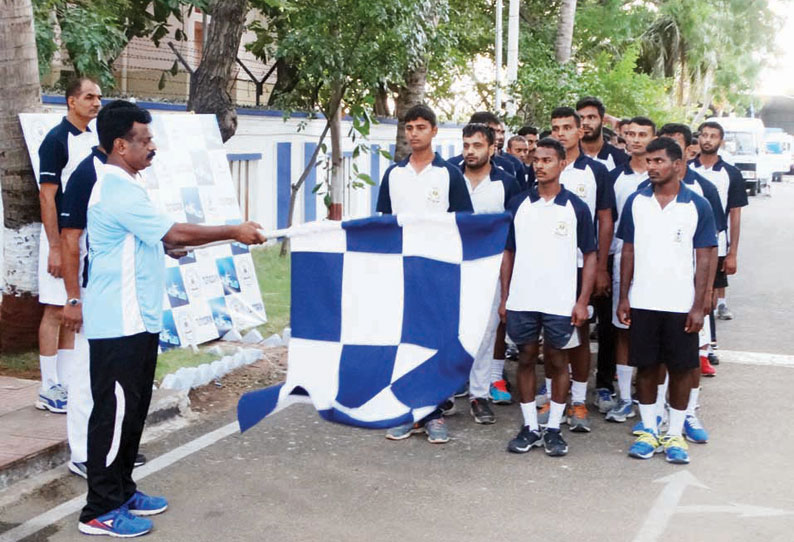 தூய்மை இந்தியா திட்டம் குறித்து கடலோர காவல்படையினருக்கு மினி மாரத்தான் போட்டி