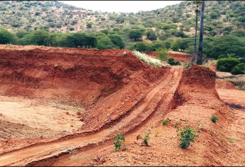 கனககிரி மலை அடிவாரத்தில் மண் கடத்தல் நடவடிக்கை எடுக்கக்கோரி பக்தர்கள் புகார்